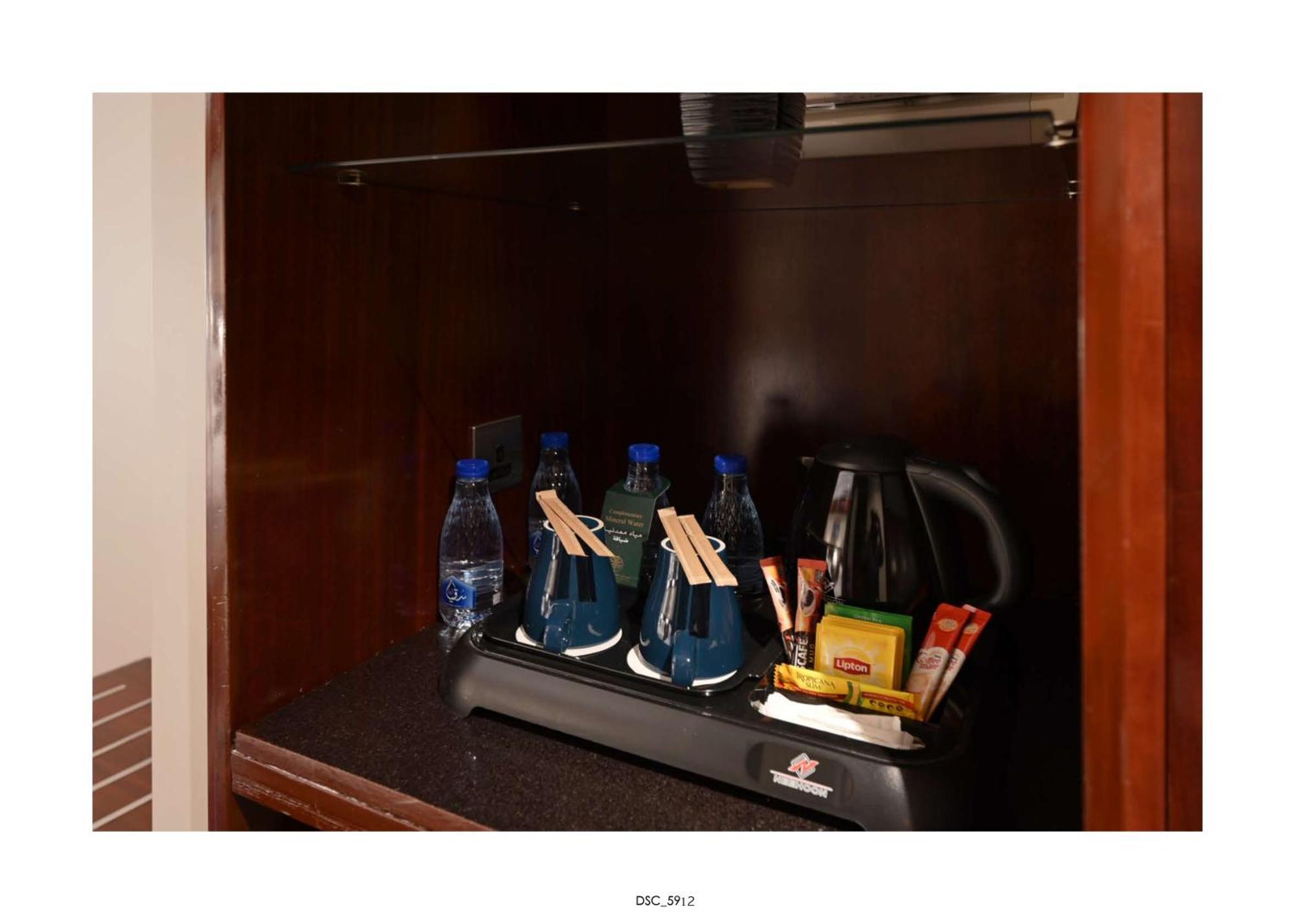 Emaar Royal Hotel Medina Esterno foto A mini-bar in a hotel room