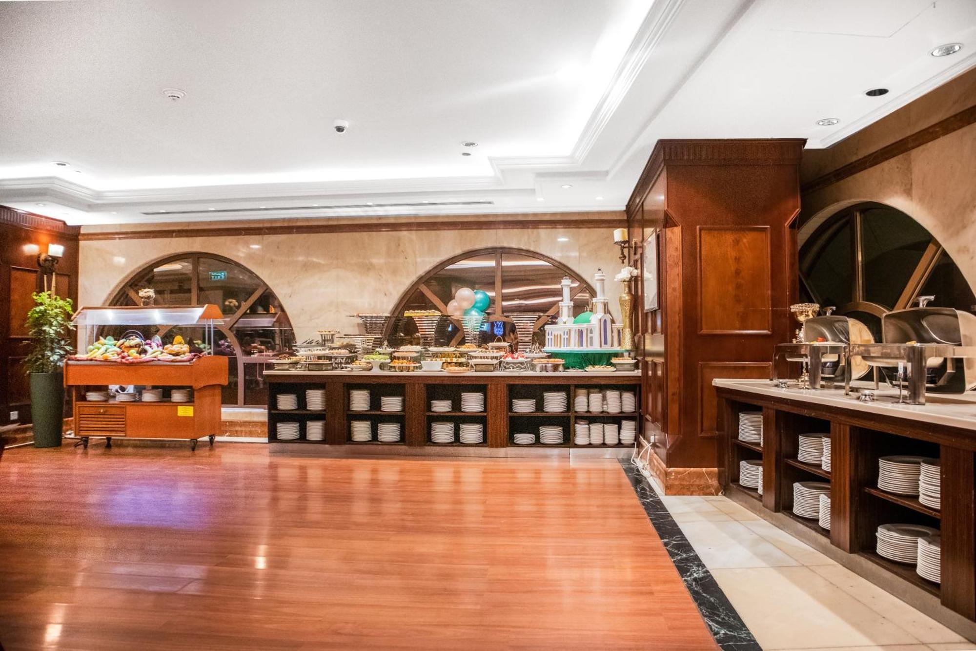 Emaar Royal Hotel Medina Esterno foto The buffet at the hotel