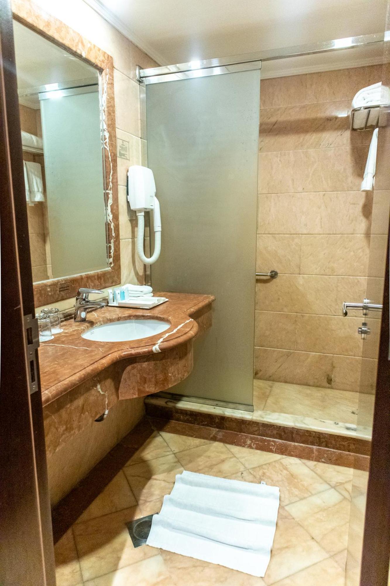 Emaar Royal Hotel Medina Esterno foto Bathroom in a hotel