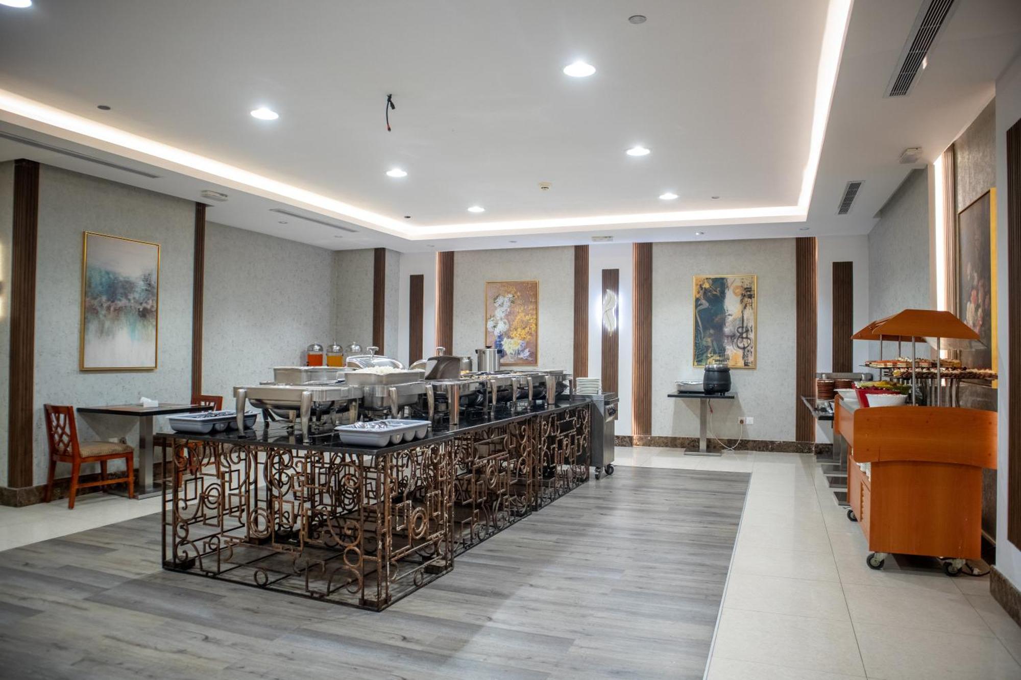 Emaar Royal Hotel Medina Esterno foto The buffet at the airport