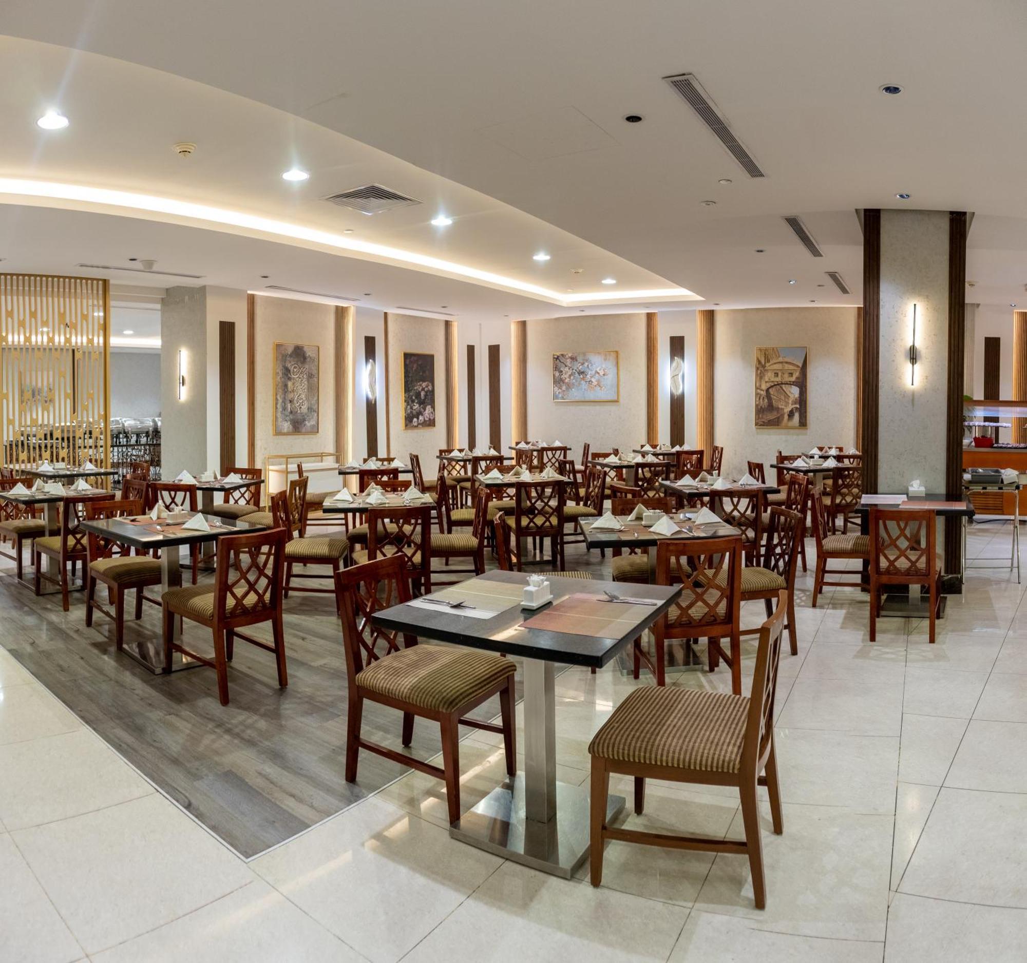 Emaar Royal Hotel Medina Esterno foto The restaurant