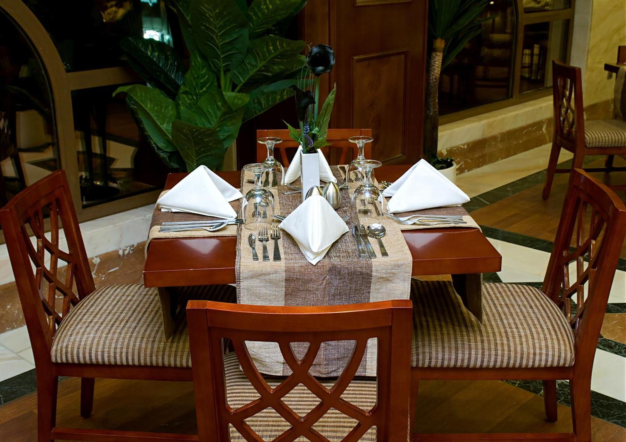 Emaar Royal Hotel Medina Esterno foto A table set for fine dining