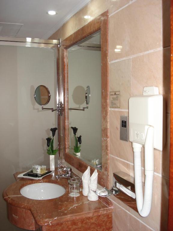 Emaar Royal Hotel Medina Esterno foto A humidifier in a hotel bathroom